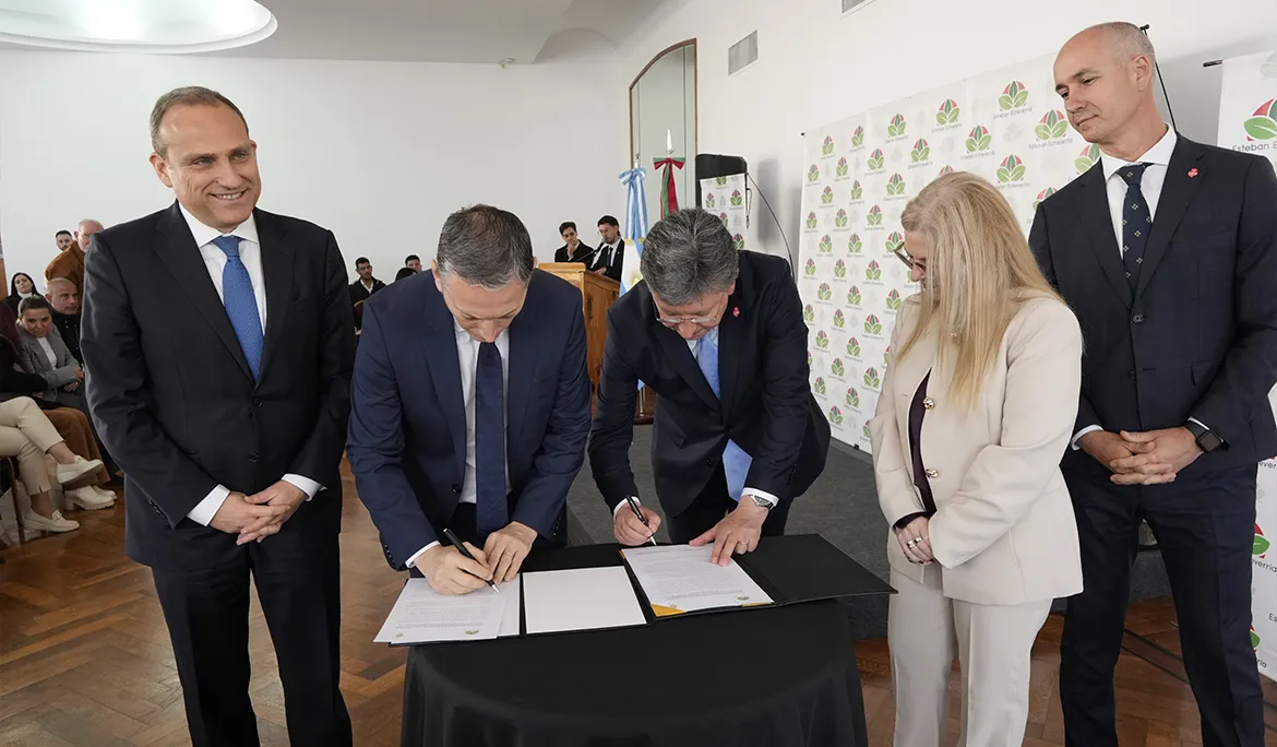 FERNANDO-GRAY-FIRMO-UN-CONVENIO-DE-HERMANAMIENTO-ENTRE-EL-MUNICIPIO-DE-ESTEBAN-ECHEVERRIA-Y-LA-CIUDAD-PORTUGUESA-DE-VIANA-DO-CASTELO