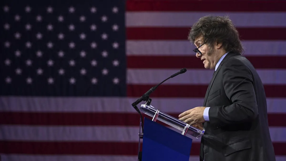 milei-con-la-bandera-de-eeuu-de-fondo-durante-el-cpac