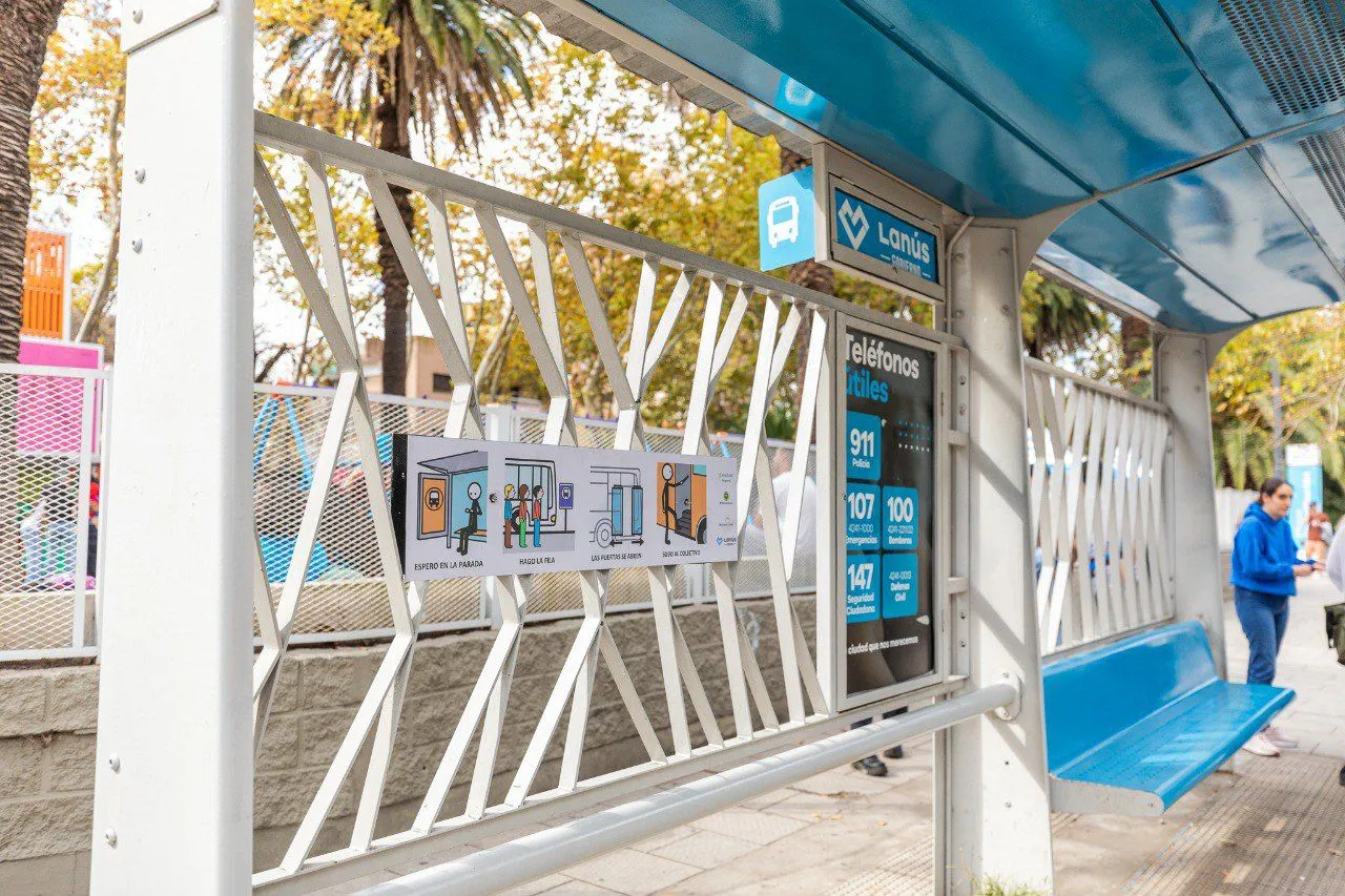 Lanús Gobierno presentó las nuevas paradas inclusivas de transporte público (3)