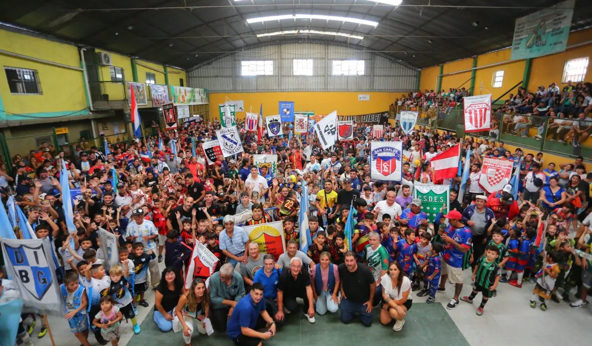 EL-MUNICIPIO-ENTREGO-TABLETS-Y-PELOTAS-A-CLUBES-QUE-INTEGRAN-LA-FEFIJEE-scaled-1170x684