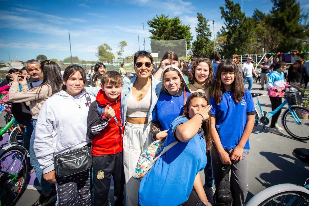 MAYRA ENTREGÓ BICICLETAS A ESTUDIANTES DE ESCUELAS PRIMARIAS Y SECUNDARIAS DEL DISTRITO 4