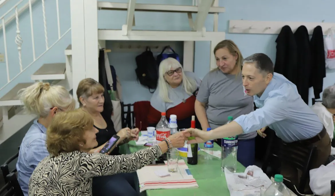 MONTE-GRANDE-FERNANDO-GRAY-ESTUVO-PRESENTE-EN-EL-44°-ANIVERSARIO-DEL-CENTRO-DE-JUBILADOS-Y-PENSIONADOS-ESTEBAN-ECHEVERRIA-scaled-1170x684