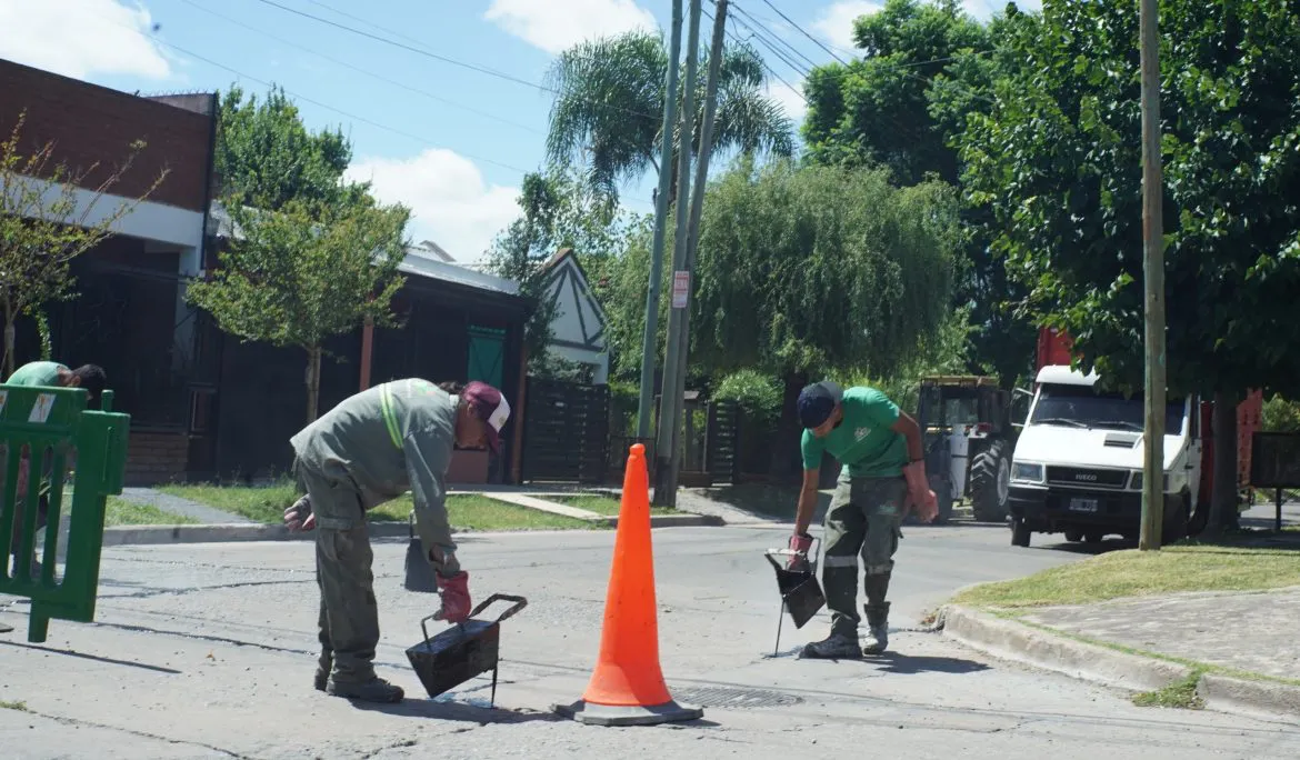 EL-MUNICIPIO-REALIZA-TRABAJOS-DE-TOMADO-DE-JUNTAS-EN-LAS-CALLES-DEL-DISTRITO-1170x684
