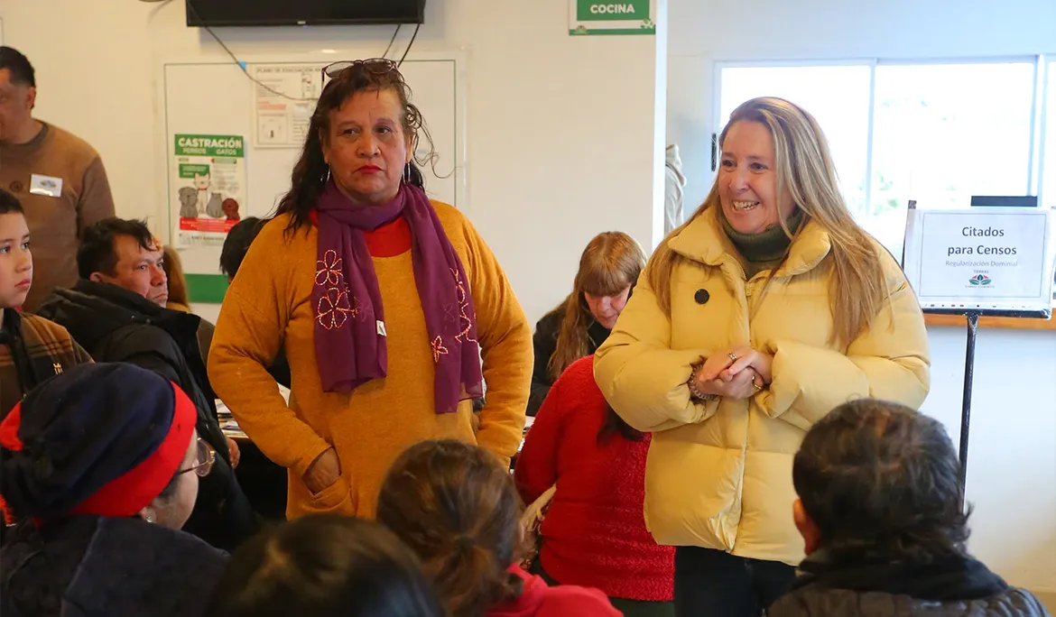 MAGUI-GRAY-DIALOGO-CON-VECINAS-Y-VECINOS-DURANTE-UN-OPERATIVO-DE-REGULARIZACION-DOMINIAL-Y-DOCUMENTAL-EN-MONTE-GRANDE-SUR